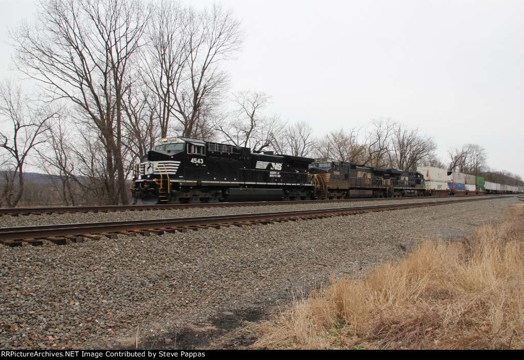 NS 4543 leads train 21M west